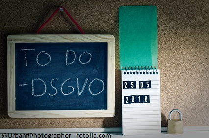 To Do DSGVO (Datenschutzgrundverordnung) in englisch To Do GDPR (General Data Protection Regulation) mit einem Laptop und Vorhängeschloss zur Einführung der DSGVO in der EU am 25.05.2018